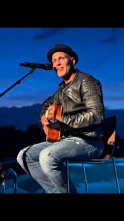 Ein kleiner Schnappschuss von meinem Konzert letzten Sonntag bei « lifewelt » in Gütersloh… 
Danke für dieses schöne Foto!
Es war ein wundervoller Abend! 
🙏🏼🎶✌🏼
#unplugged #konzert #schnappschuss #foto #portrait #deutschemusikpoeten #sänger #musikfürdieseele
#musikverbindet  #deutschrock #newcomer #deutschpop 
#wodieseelezuhauseist#peace