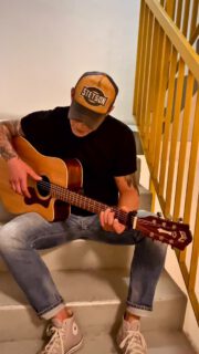 Wer kennt den Song noch? 🎶
Münchner Freiheit “Ohne Dich”

“Treppenhaus-Session”
Mein Cover wie immer pur und unplugged… 🎶✌🏼

Gestern Abend im Treppenhaus.
obermoellermusic.com

#OhneDich #MünchenerFreiheit #cover #GefühlPur #Herzmusik #Melancholie #Liebe #Erinnerungen #Musikdieberührt #ReelMusik #MusikEntdecken #NeueMusik #Musiktipp #AcousticVibes #MusikerAusDeutschland #KünstlerAusDeutschland