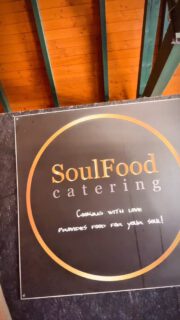 Zweite Leidenschaft…
Liebe Grüße aus Österreich!
Werde hier die nächsten zwei Wochen beim internationalen Springturnier kochen und bin hier auch mittlerweile mit meinem Catering bereits im 13. Jahr!
Immer wieder schön, aber bei der Hitze fühlt man sich eher wie ein Braten im Ofen…
Ihr werdet also die nächsten zwei Wochen etwas weniger von mir zu sehen bekommen, halte Euch natürlich trotzdem auf dem Laufenden.
Liebe Grüße & immer viel trinken! ✌🏼🎶👨🍳
#catering #österreich #heiss #springturnier #leidenschaft