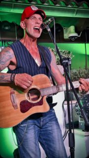 Letzten Sonntag live im König Garten Cala Ratjada… 

“Supergirl” - Reamonn / Cover 

Es war unfassbar heiß und definitiv eine Herausforderung bei den Temperaturen und der Luftfeuchtigkeit ein Konzert zu spielen… aber ich liebe es und in dem Moment ist es egal, denn ich genieße einfach den Moment! 

Es war wie immer ein großartiger Abend!!! Danke!!! 🙏🏼🎶✌🏼

#livemusik #supergirl #reamonn #konzert #calaratjada