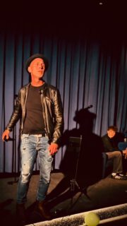 Gestern Abend im LIV in Bielefeld konnte ich meinen neuen Song “Wo sind die Tage” bei einem Club-Konzert präsentieren… es war einfach Mega! Hier ein kleiner Ausschnitt für Euch. Den Link zum ganzen Song auf Spotify findet Ihr in meiner Bio! 

#deutschpop #livekonzert #neuveröffentlichung #deutschrock #neuelieder